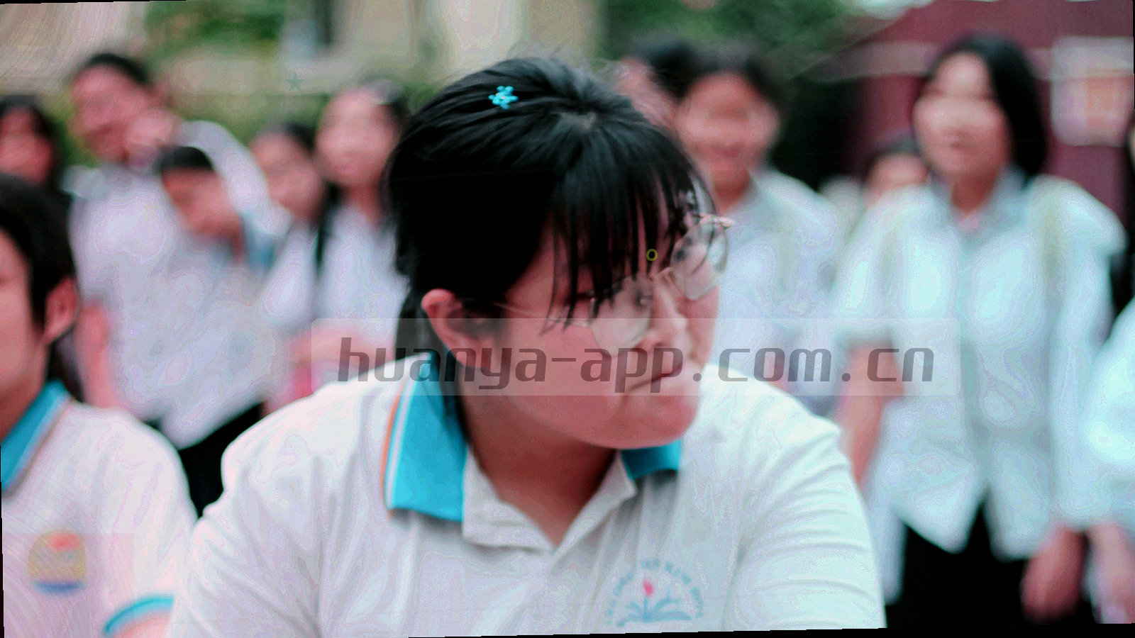 深靛蓝底色上流动的抽象数据光带与暖橙光点，象征账号信息在加密通道中往来